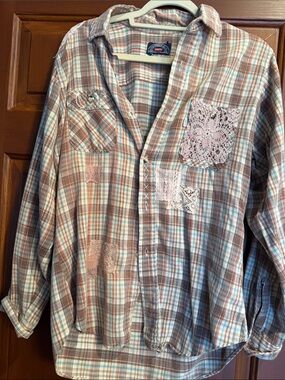 Levi's Women's Vintage Plaid Shirt iBrown, Cream and Blue with crochet Appliqué